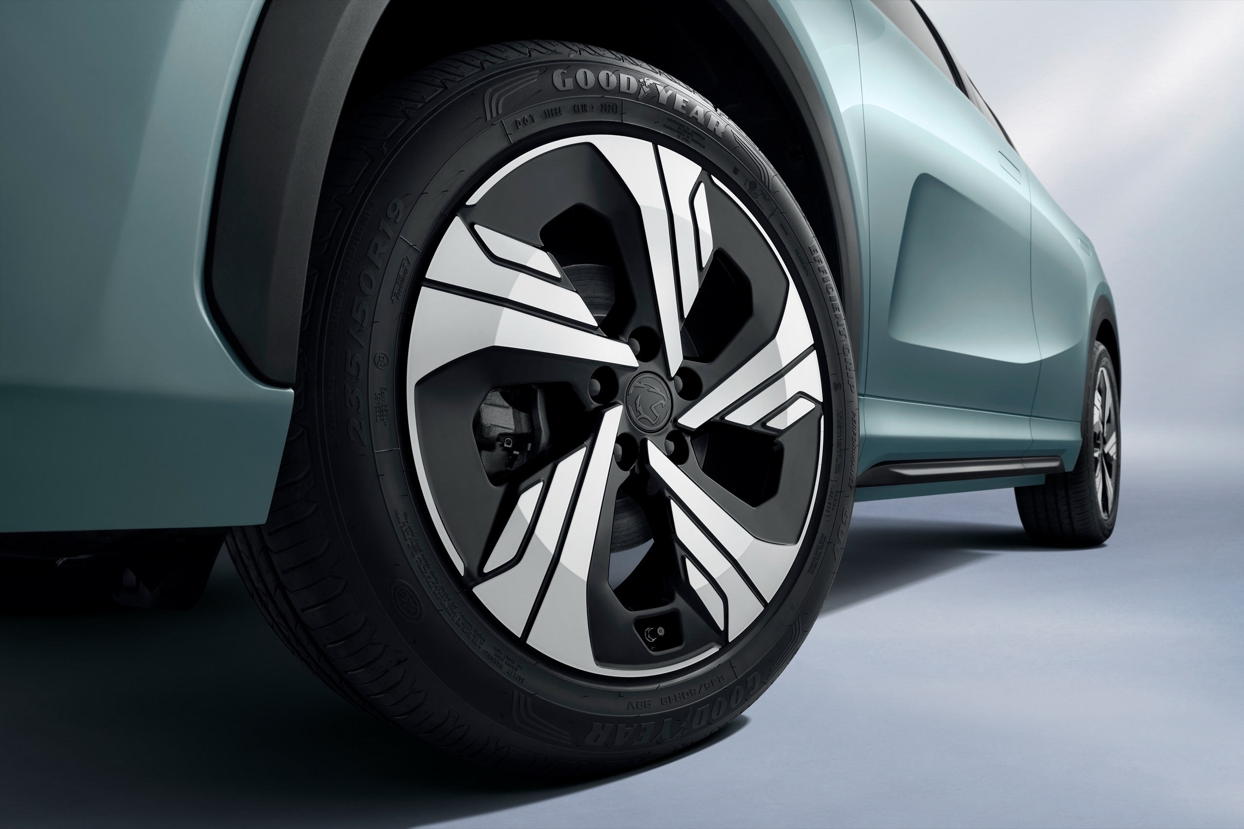 Proton e.MAS 7 alloy wheel close-up